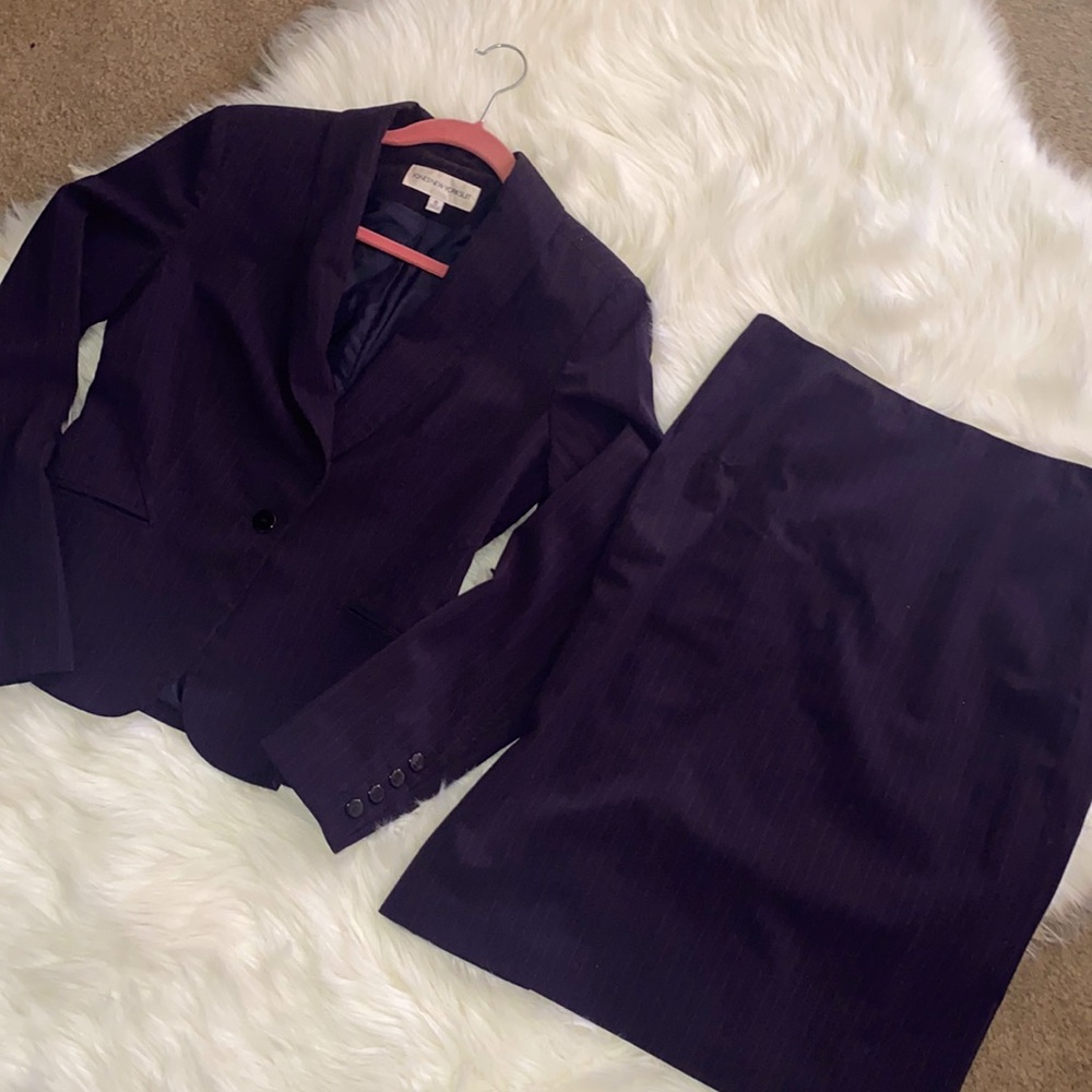 JONES NEW YORK Suit. Navy Blue & pink pinstripe💘